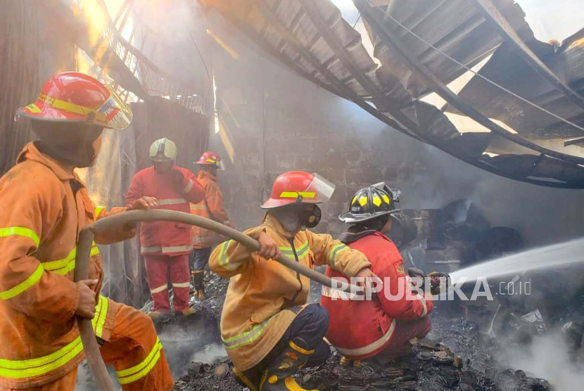 Sebanyak 14 mobil pemadam kebakaran berhasil memadamkan kobaran api di gudang obat nyamuk di Jalan Raya Jatibening, Kecamatan Pondok Gede, Kota Bekasi pada Jumat (8/9/2023).