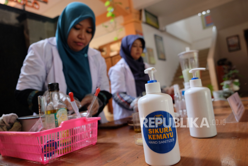 Guru SMP Muhammadiyah Program Khusus Kotta Barat membuat cairan pembersih tangan (hand sanitizer) berbahan sayuran dan buah di sekolah setempat, Solo, Jawa Tengah, Selasa, (17/3/2020). (ANTARA/Maulana Surya)