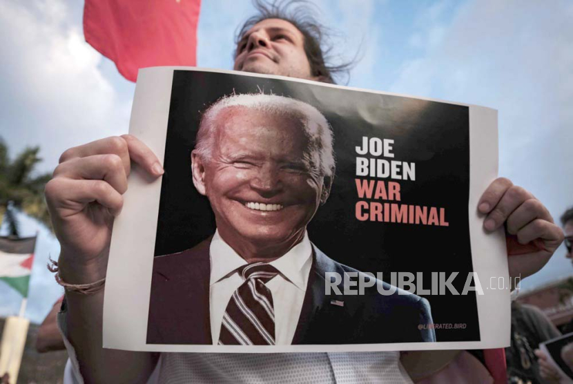 Pengunjuk rasa memegang plakat bergambar Presiden AS Joe Biden, saat unjuk rasa mengecam dukungan AS terhadap Israel, di San Jose, Kosta Rika, (16/1/2024).