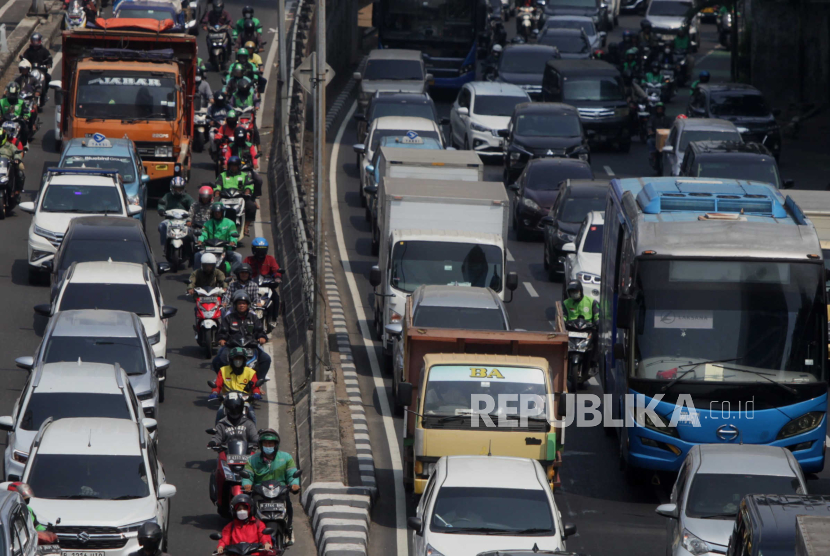 Kemacetan yang kian parah di Jalan Gatot Subroto, Jakarta Selatan, Rabu (6/9/2023), menjadi salah satu pemicu buruknya kualitas udara di Ibu Kota.