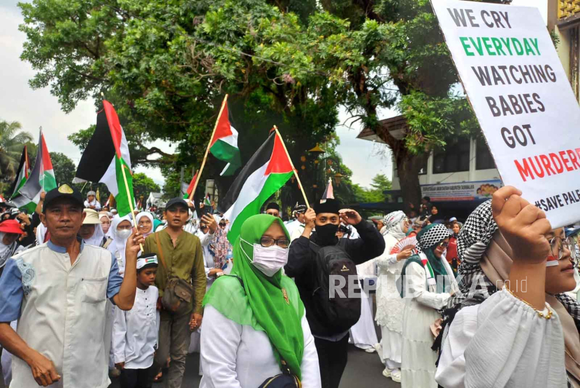 Puluhan ribu orang melakukan longmarch di Jalan KH Z Mustofa Kota Tasikmalaya, Jumat (10/11/2023). Aksi itu dilakukan untuk mendukung rakyat Palestina yang sedang mengalami penjajahan. 