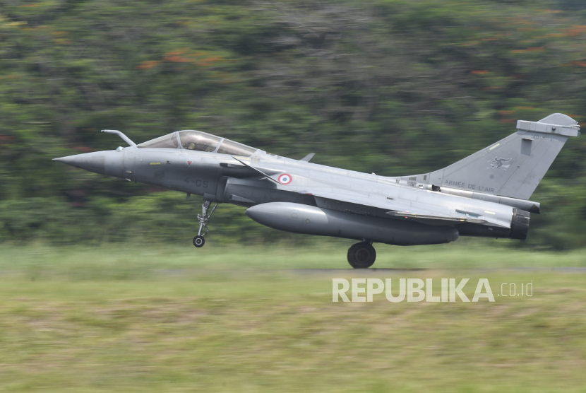 A Rafale fighter jet belonging to the French Air Force landed on the sidelines of the Indo Aerospace Expo & Forum 2022 defense industry exhibition in Lanud Halim Perdanakusuma, Jakarta, Friday (4/11/2022).