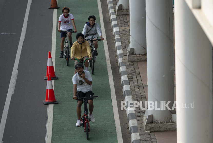 Sejumlah pesepeda melintasi jalur sepeda di Jalan MH Thamrin, Jakarta, Ahad (19/7/2020). Pemerintah Provinsi DKI Jakarta berencana memanfaatkan sebagian tol dalam kota sebagai jalur sepeda road bike pada akhir pekan.