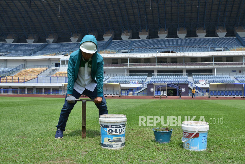 Petugas melakukan perawatan rumput di Stadion Gelora Bandung Lautan Api (GBLA). Pemkot Bandung mengungkapkan PT Persib Bandung Bermartabat (PBB) yang menaungi tim Persib Bandung memenangkan lelang