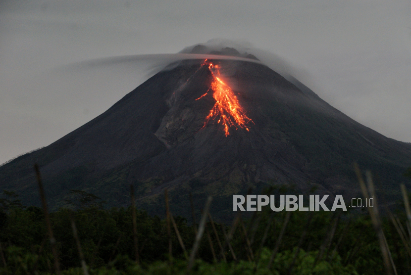 Guguran lava pijar Gunung Merapi terlihat dari Turi, Sleman, D.I Yogyakarta.