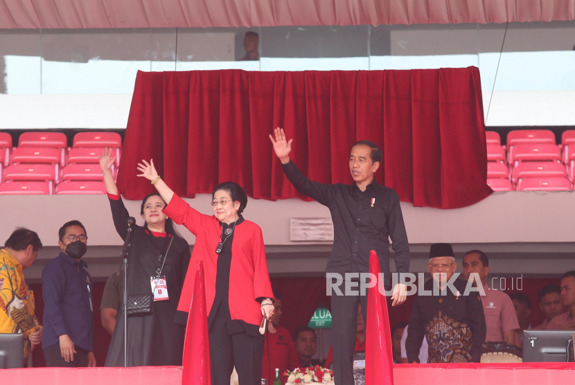 Presiden Joko Widodo (Jokowi) bersama Ketua Umum PDIP Megawati Soekarnoputri menghadiri puncak peringatan Bulan Bung Karno di Stadion Gelora Bung Karno (GBK), Jakarta, Sabtu (24/6/2023). 