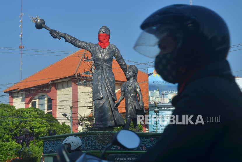Patung Raden Ajeng Kartini dipasangi masker di Jepara, Jawa Tengah, Rabu (1/7/2020). Pemkab Jepara akan memberikan sanksi toko yang melanggar protokol kesehatan. ANTARA FOTO/Yusuf Nugroho/aww.
