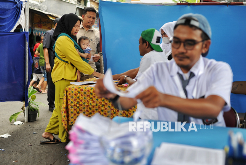 Petugas Kelompok Penyelenggara Pemungutan Suara (KPPS) mengenakan seragam sekolah saat melayani pemilih  pada Pilkada serentak 2024 di TPS 005, Petamburan, Tanah Abang, Jakarta Pusat, Rabu (27/11/2024). Sebanyak 8,2 juta pemilih yang telah ditetapkan sebagai daftar pemilih tetap (DPT) Pilkada Jakarta 2024 menggunakan hak pilihnya di 14.835 tempat pemungutan suara (TPS) untuk memilih ketiga pasangan calon Gubernur dan Wakil Gubernur DKI Jakarta nomor urut satu Ridwan Kamil-Suswono, nomor urut dua Dharma Pongrekun-Kun Wardana dan nomor urut tiga Pramono Anung-Rano Karno.