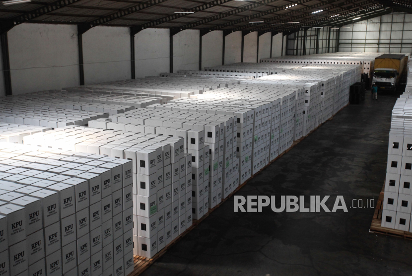 Tumpukan kotak suara yang disimpan di dalam gudang logistik pemilu KPU Kota Surabaya di Margomulyo, Surabaya, Jawa Timur, Ahad (17/12/2023). Sebanyak  2.266.157 lembar surat suara DPD tiba di gudang tersebut dan sejumlah logistik Pemilu 2024 telah tersimpan di gudang itu tiga diantaranya kotak suara sebanyak 40.897 buah, bilik suara sebanyak 32.668 buah dan tinta sebanyak 16.334 buah.