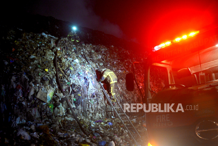 Petugas pemadam kebakaran menuju lokasi pemadaman kebakaran di Tempat Pembuangan Akhir (TPA) Putri Cempo, Mojosongo, Surakarta, Jawa Tengah, Ahad (17/9/2023) dini hari. Blok B TPA Putri Cempo terbakar pada Sabtu (16/9/2023) siang sekitar pukul 13.00 WIB yang dipicu oleh cuaca panas yang tinggi menyebabkan tumpukan gas metana terbakar. Pemadaman dilakukan secara gabungan yang melibatkan petugas pemadam kebakaran dari DIY dan Kabupaten lain di Jawa Tengah. Hingga Ahad (17/9/2023) beberapa titik api dan kepulan asap tebal masih terlihat di lokasi kebakaran.