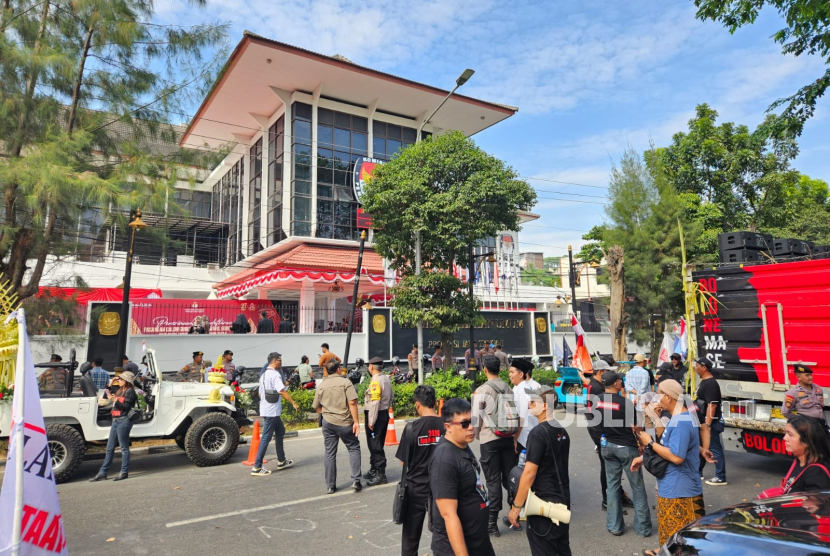 Suasana di depan Kantor KPU Jawa Tengah (Jateng) di Jalan Veteran, Semarang.