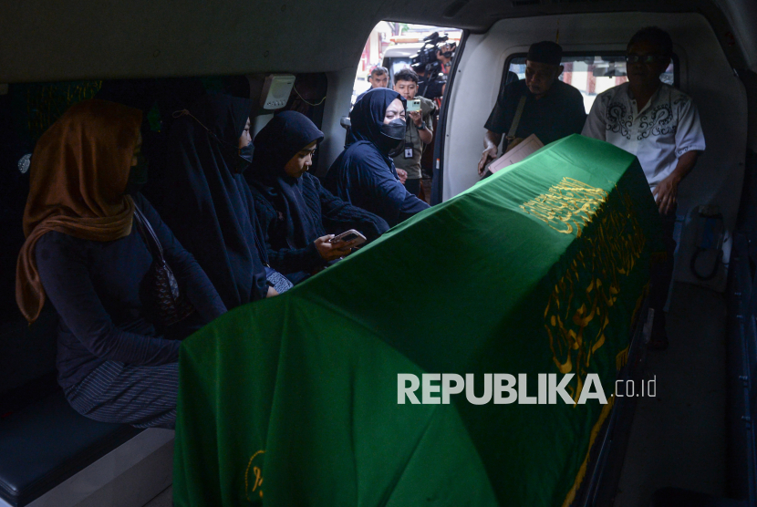 Ibu dari mendiang Alvaro Kiano Nugroho, Arum Indah Kusumastuti (ketiga kanan) menangis di samping keranda jenazah di RS Polri, Jakarta, Kamis (4/12/2025). Berdasarkan hasil tes DNA serta identifikasi struktur gigi,  Tim Dokter Forensik RS Polri memastikan kerangka manusia yang ditemukan di bawah Jembatan Cilalay, Tenjo, Kabupaten Bogor, Jawa Barat, merupakan Alvaro yang diculik dan dibunuh oleh ayah tirinya. 