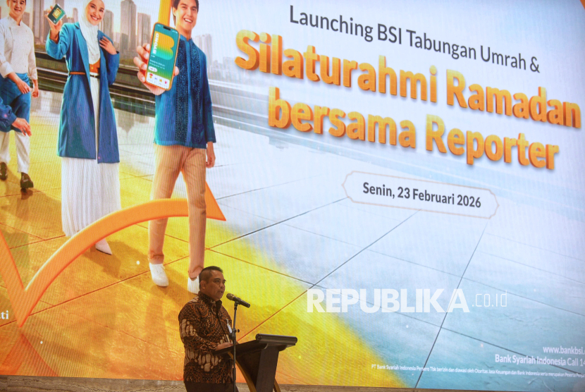Direktur Sales & Distribution BSI Anton Sukarna memberikan sambutan pada acara peluncuran BSI Tabungan Umrah di BSI Tower, Jakarta, Senin (23/2/2026). PT Bank Syariah Indonesia (Persero) Tbk (BSI) meluncurkan produk BSI Tabungan Umrah sebagai solusi end-to-end perjalanan ibadah, mulai dari menabung, pembelian paket umrah, hingga transaksi di Tanah Suci dengan menggunakan BSI Debit Mabrur.