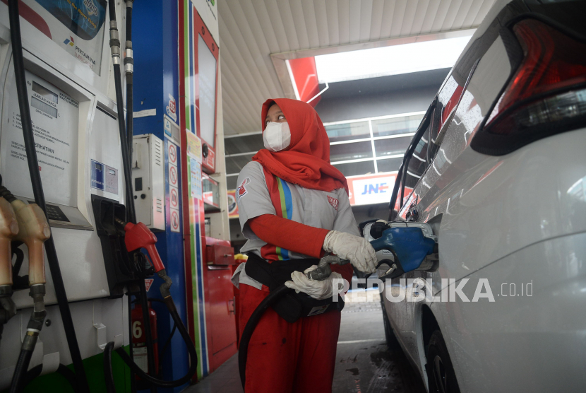 Petugas SPBU mengisi bahan bakar minyak (BBM) nonsubsidi di SPBU Kuningan, Jakarta. PT Pertamina (Persero) membuka ruang penurunan harga BBM non subsidi pada bulan ini bila pelemahan harga minyak mentah dunia berlanjut