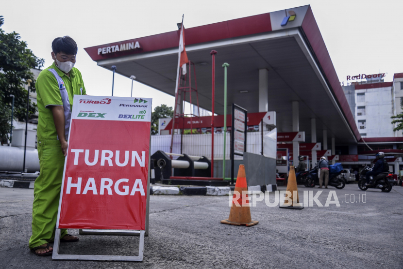 Petugas memasang papan sosialisasi penurunan harga BBM di salah satu SPBU di kawasan Senen, Jakarta, Selasa (3/1/2023). Pemerintah Provinsi Aceh telah mengeluarkan surat edaran (SE) terkait pembatasan penggunaan BBM subsidi jenis Biosolar untuk kendaraan roda empat atau lebih.