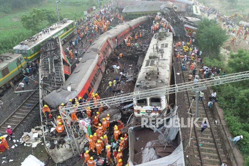 Kecelakaan kereta api di India melibatkan tiga kereta, yaitu dua kereta penumpang ekspres dan satu kereta barang. 