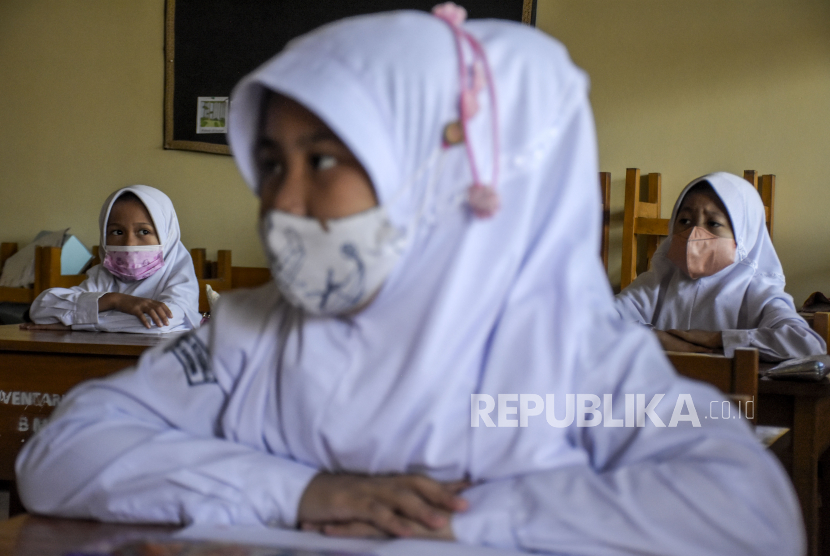 Sejumlah siswa kelas dua Sekolah Dasar (SD) mengikuti pembelajaran tatap muka terbatas (PTMT) di SDN Patrakomala, Jalan Patrakomala, Kota Bandung, Senin (13/12).Pembagian rapor tetap dilakukan di bulan Desember. 