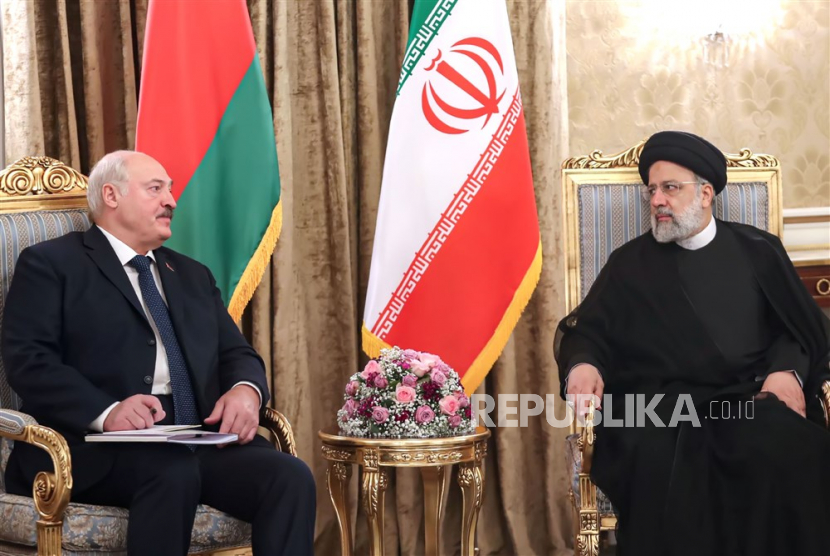  Foto selebaran yang disediakan oleh kantor kepresidenan Iran menunjukkan Presiden Iran Ebrahim Raisi berbicara dengan Presiden Belarusia Alexander Lukashenko  di Teheran, Iran, 13 Maret 2023. 