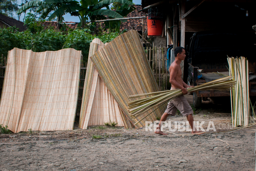 Perajin menjemur kerai di Desa Rangkasbitung Timur, Lebak, Banten (23/2/2021). Kampung tersebut dijuluki sebagai kampung kerai karena sekitar 80 persen warganya berprofesi sebagai perajin kerai atau tirai dari limbah pelepah sawit yang dijual seharga Rp24 ribu per lembar dan dipasarkan ke berbagai kota seperti Jakarta, Bogor, Tangerang, Depok, dan Bekasi. 