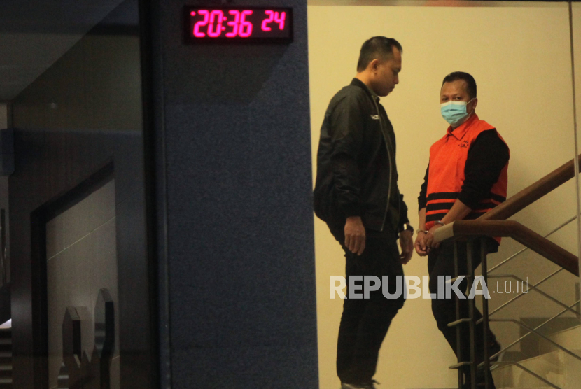 Kepala Kejaksaan Negeri Bondowoso Puji Triasmoro  memakai rompi tahanan usai menjalani pemeriksaan pasca OTT di Gedung Merah Putih KPK, Jakarta.