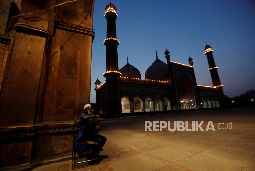 Muslim Ichalkaranji Rayakan Idul Fitri dengan Donasi ke RS. Seorang muslim berbuka puasa di masjid Jama Masjid di kawasan tua Delhi, India.