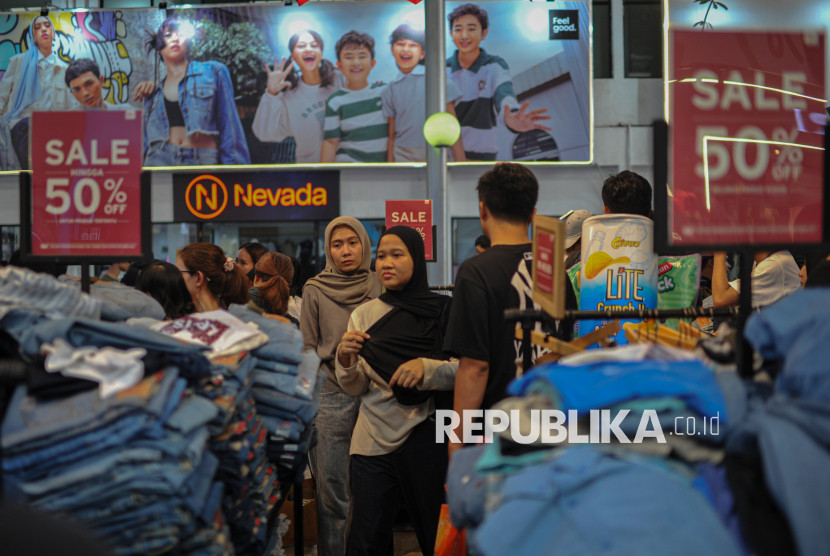 Pengunjung berbelanja di salah satu stan saat gelaran Jakarta Fair 2025 di Jakarta International Expo (JIExpo) Kemayoran, Jakarta, Sabtu (21/6/2025). 