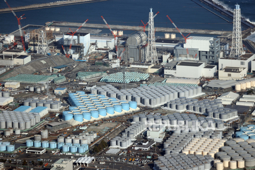 Pemandangan udara menunjukkan tangki berisi air yang terkontaminasi di pembangkit listrik tenaga nuklir Fukushima Daiichi, yang mengalami kerusakan pada 11 Maret 2011, di prefektur Fukushima, timur laut Jepang, 14 Februari 2021 (diterbitkan kembali 13 April 2021). 