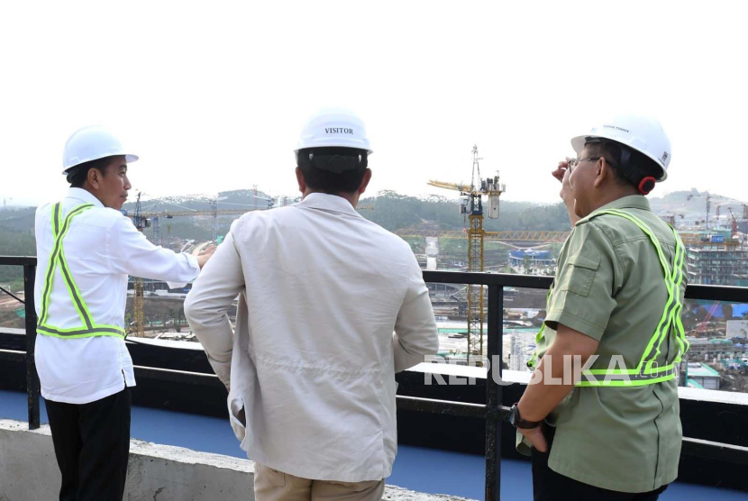 Presiden Jokowi saat meninjau progres pembangunan istana dan kantor presiden di Ibu Kota Nusantara (IKN), Kamis (21/12/2023).