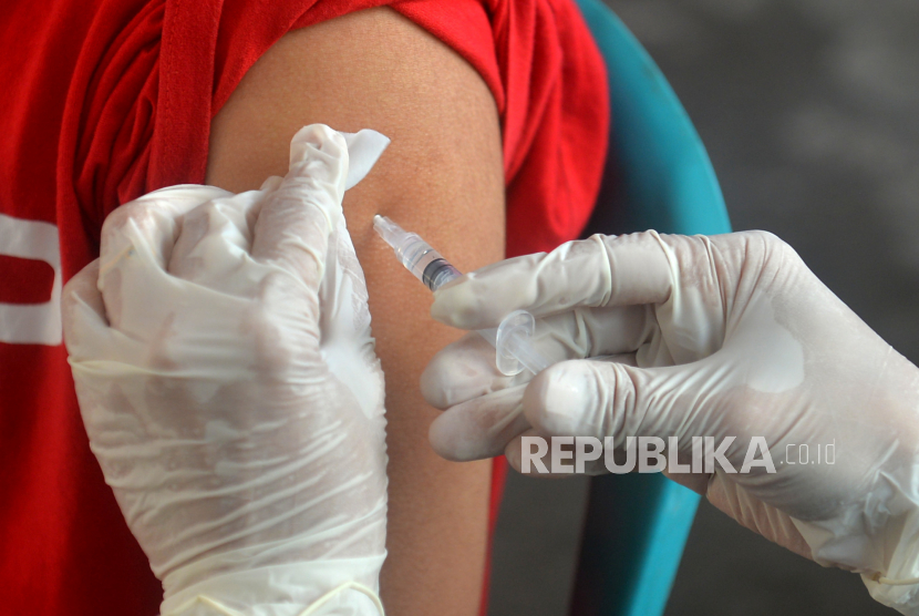 Warga mengikuti vaksinasi Covid-19 selama bulan Ramadhan di Mushola Al Hidayah, Pakem, Kabupaten Sleman, Provinsi Daerah Istimewa Yogyakarta, Rabu (6/4/2022).