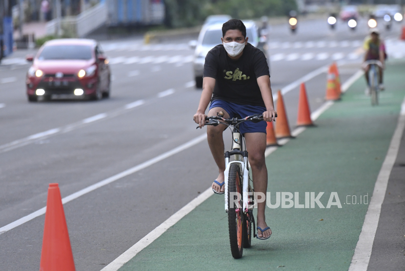 Warga bersepeda di Jalan MH Thamrin, Jakarta. Meski CFD atau HBKB belum dapat dibuka kembali, warga dapat memanfaatkan satu lajur paling kiri di Jalan Sudirman - Thamrin untuk bersepeda.