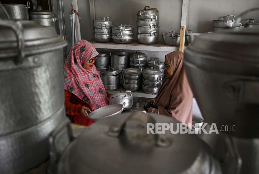 Pedagang peralatan dapur berbahan alumunium melayani pembeli di Kampung Sentra Alumunium, Desa Pasirkiamis, Pasirwangi, Garut, Jawa Barat, Selasa (26/12/2023). 