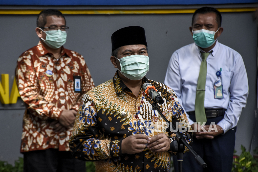 Wali Kota Bandung Oded M Danial (tengah)