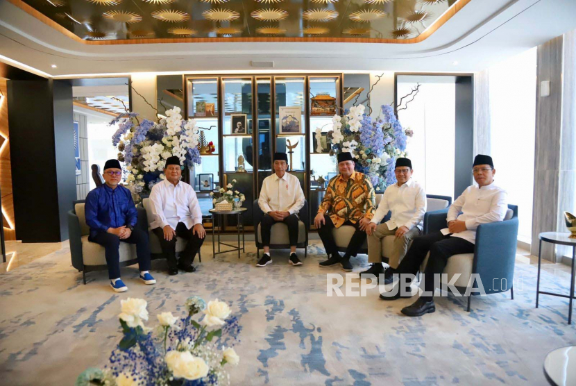 Presiden Jokowi berfoto bersama dengan lima ketua umum partai politik koalisi Pemerintah usai menggelar pertemuan tertutup di Kantor DPP PAN, Jakarta Selatan, Ahad (2/4/2023). Presiden Jokowi sebut elektabilitas Prabowi naik bukan karena dirinya tapi Gerindra.