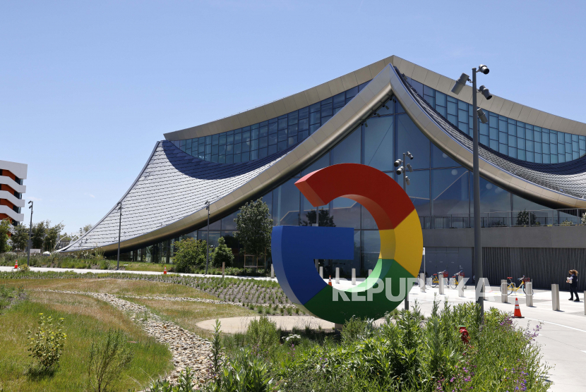 Logo Google di belakang Gedung Bay View Google (BV200). Google menghasilkan pendapatan dari iklan dengan angka cukup tinggi hingga 54 miliar dolar AS.