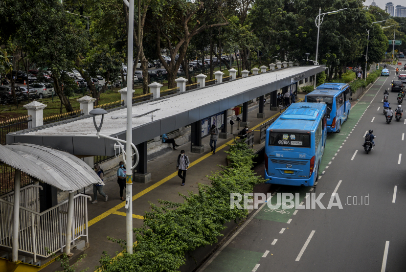 Sejumlah bus Transjakarta menunggu penumpang di halte stasiun (ilustrasi).