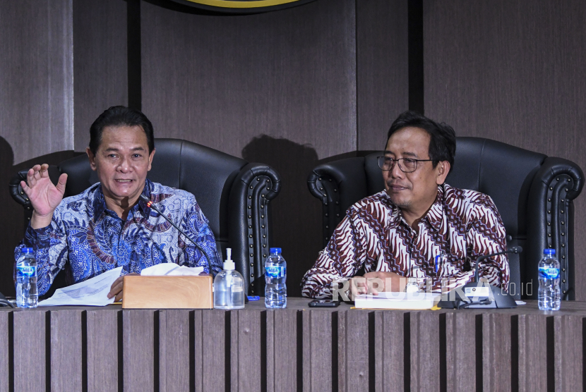 Ketua Dewan Kehormatan Penyelenggara Pemilu (DKPP) Heddy Lugito (kiri) bersama Anggota DKPP I Dewa Kade Wiarsa Raka Sandi (kanan) menyampaikan keterangan pers terkait aduan penyelenggara Pemilu di Ruang Sidang Utama, Gedung DKPP, Jakarta, Kamis (24/11/2022). Ketua DKPP menyatakan telah menerima 33 aduan dari masyarakat terhadap penyelenggara pemilu diantaranya  ditujukan untuk Anggota Badan Pengawas Pemilu (Bawaslu) dan Komisi Pemilihan Umum (KPU) di kabupaten/kota. 