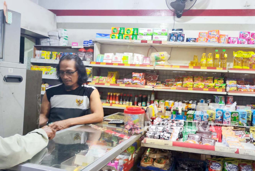 Komentar salah satu pedagang kelontong di Banjarsari Solo atas nama Jupri terkait kabar boikot produk terafiliasi Israel, Kamis (16/11/2023). 