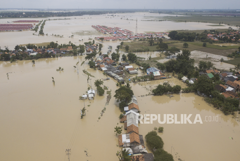 Foto udara banjir menggenangi area persawahan dan pemukiman warga di Kedungwaringin, Kabupaten Bekasi, Jawa Barat, Senin (22/2/2021). 
