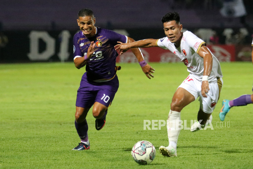 Pesepak bola PSM Makassar Agung Mannan (kanan) yang musim depan akan membela Dewa United.