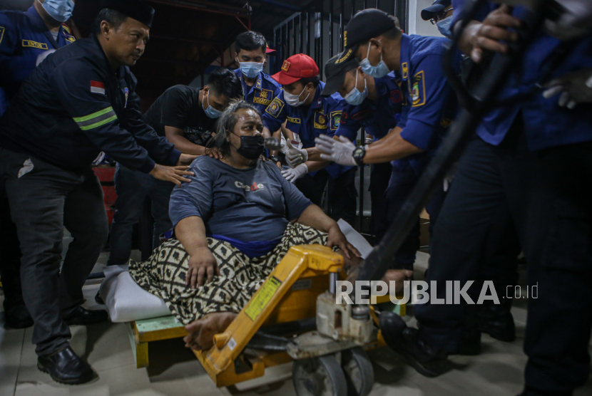 Penderita obesitas Cipto Raharjo (45) tiba di RSUD Kota Tangerang, Banten, Selasa (4/7/2023). Cipto Raharjo yang saat ini memiliki berat sekitar 200 kilogram tersebut dibawa ke RSUD Kota Tangerang untuk menjalani perawatan medis. 