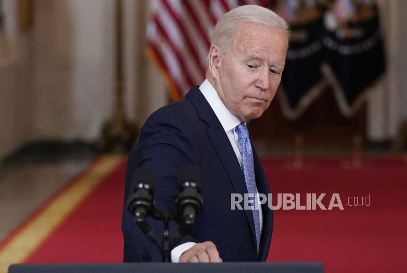  Presiden Joe Biden berbalik meninggalkan podium setelah berbicara tentang berakhirnya perang di Afghanistan dari Ruang Makan Negara Gedung Putih, Selasa, 31 Agustus 2021, di Washington.