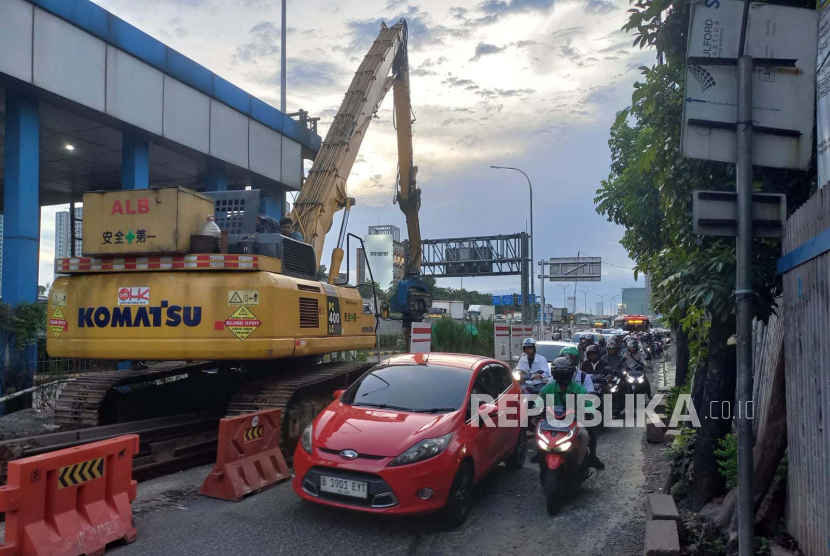Kemacetan di Jalan TB Simatupang, Jakarta Selatan, tepatnya depan Gedung Antam, Selasa (5/3/2024). 