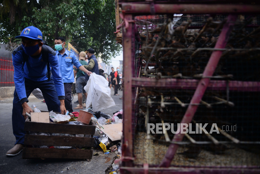 Sejumlah petugas kerja bakti mengangkut sampah di Jakarta. Deputi Gubernur DKI Marullah Matali sebut punya target pengurangan sampah pada 2025.