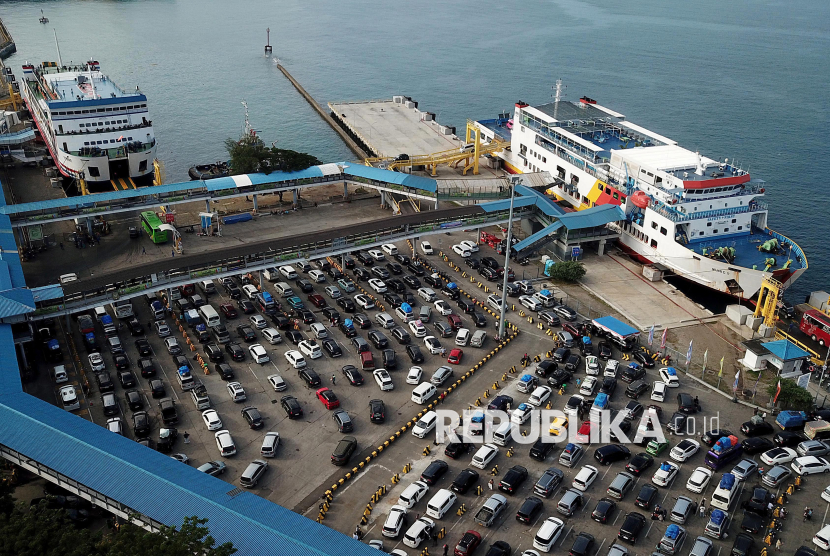 Kendaraan antre untuk memasuki kapal penyeberangan di Pelabuhan Merak, Banten, Rabu (18/3/2026). Puncak arus mudik Idul Fitri 2026 di Pelabuhan Merak terjadi pada Rabu (18/3). Ribuan kendaraan antre untuk menyeberang menuju Pelabuhan Bakauheni Lampung.