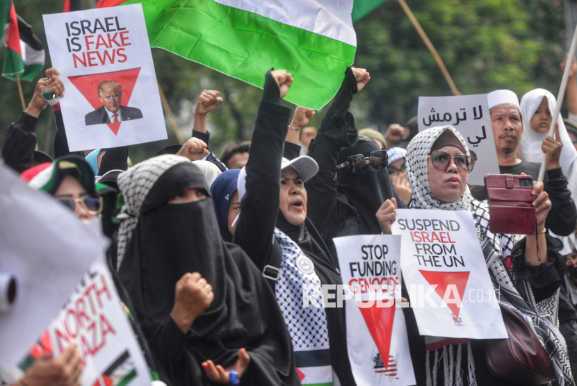 Sejumlah orang mengikuti aksi bela Palestina di depan Kantor Kedutaan Besar Amerika Serikat (AS), Jakarta, Ahad (10/11/2024).