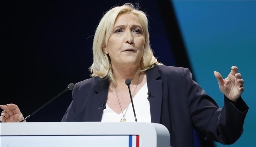  Putaran pertama pemungutan suara pemilihan Presiden Prancis berakhir pada Ahad (10/4/2022) malam, nama Marine Le Pen keluar bersama Presiden Emmanuel Macron sebagai dua pesaing utama. 