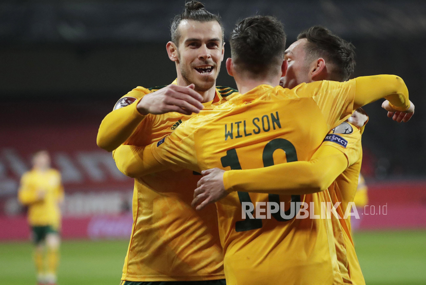  Harry Wilson dari Wales (tengah) merayakan dengan rekan setimnya Gareth Bale (Kiri) setelah mencetak gol 0-1 selama pertandingan kualifikasi Piala Dunia 2022 antara Belgia dan Wales di Leuven, Belgia, 25 Maret 2021.