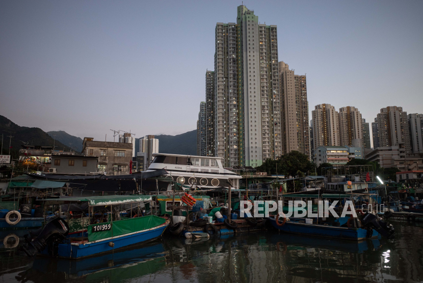 Desa nelayan di Tung Chung, Hong Kong. Pemimpin Hong Kong Carrie Lam menyebut, gelombang Covid-19 kali ini lebih rumit dan lebih parah daripada gelombang terakhir. 