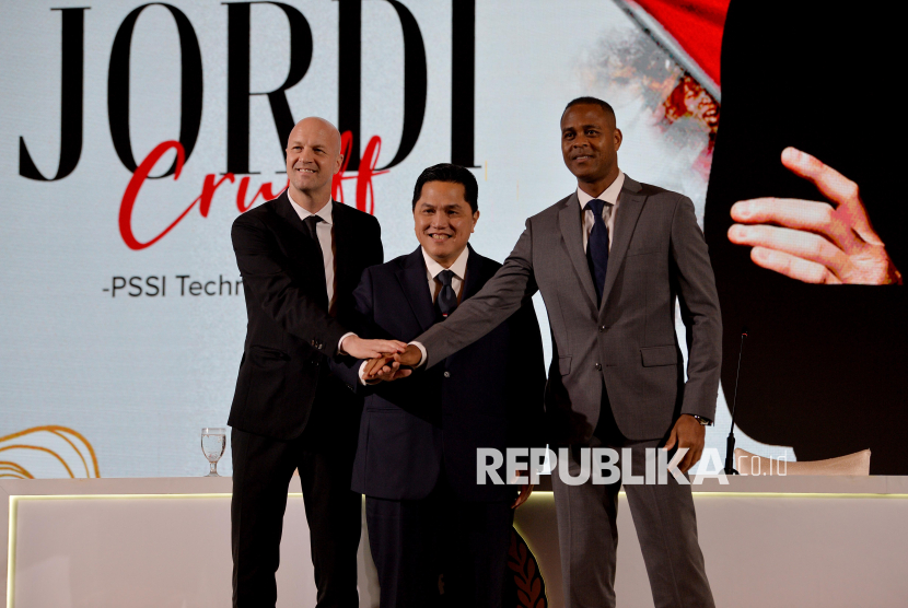 Ketua PSSI Erick Thohir berjabat tangan dengan pelatih timnas Indonesia Patrick Kluivert (kanan) dan penasihat teknis PSSI Jordi Cruyff seusai memberikan keterangan pers di Jakarta, Selasa (11/3/2025). PSSI menunjuk Jordi Cruyff sebagai penasihat teknis. Eks pemain Barcelona itu akan membantu Pelatih timnas Indonesia Patrick Kluivert untuk optimalisasi strategi timnas Indonesia kedepan.