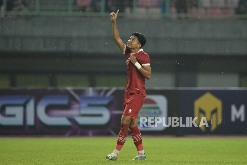 Penyerang timnas Indonesia Dendy Sulistyawan melakukan selebrasi seusai mencetak gol ke gawang Burundi dalam laga Fifa Match Day di Stadion Patriot Candrabhaga, Bekasi, Jawa Barat, Sabtu (25/3/2023). 